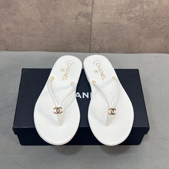 CHANEL 26S FLIP FLOPS IN WHITE CALFSKIN CC LOGO