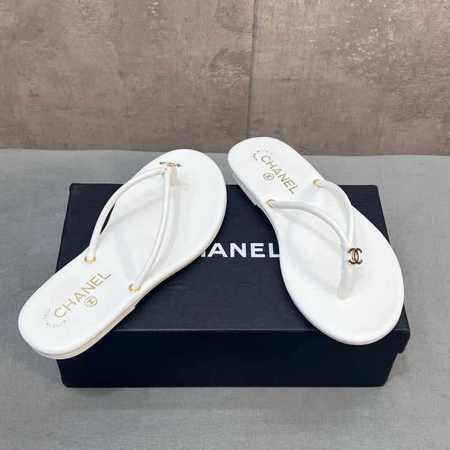 CHANEL 26S FLIP FLOPS IN WHITE CALFSKIN CC LOGO