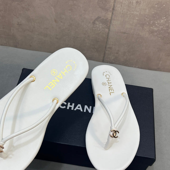 CHANEL 26S FLIP FLOPS IN WHITE CALFSKIN CC LOGO
