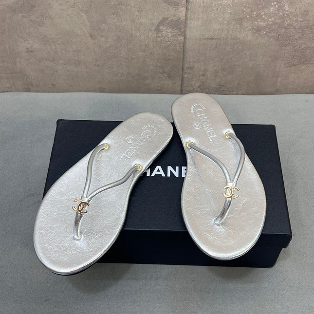 CHANEL 26S FLIP FLOPS IN SILVER CALFSKIN CC LOGO