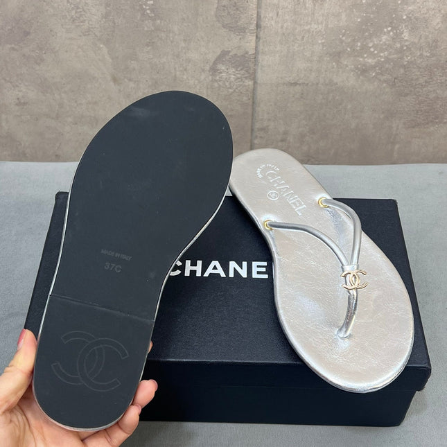CHANEL 26S FLIP FLOPS IN SILVER CALFSKIN CC LOGO