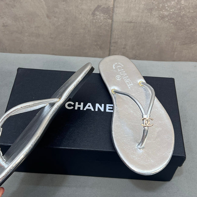 CHANEL 26S FLIP FLOPS IN SILVER CALFSKIN CC LOGO
