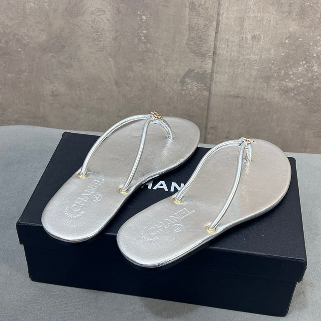 CHANEL 26S FLIP FLOPS IN SILVER CALFSKIN CC LOGO