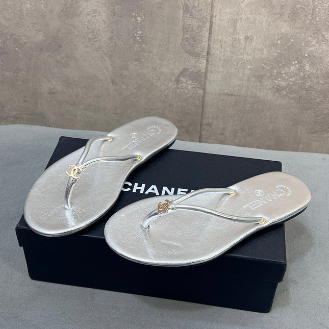 CHANEL 26S FLIP FLOPS IN SILVER CALFSKIN CC LOGO