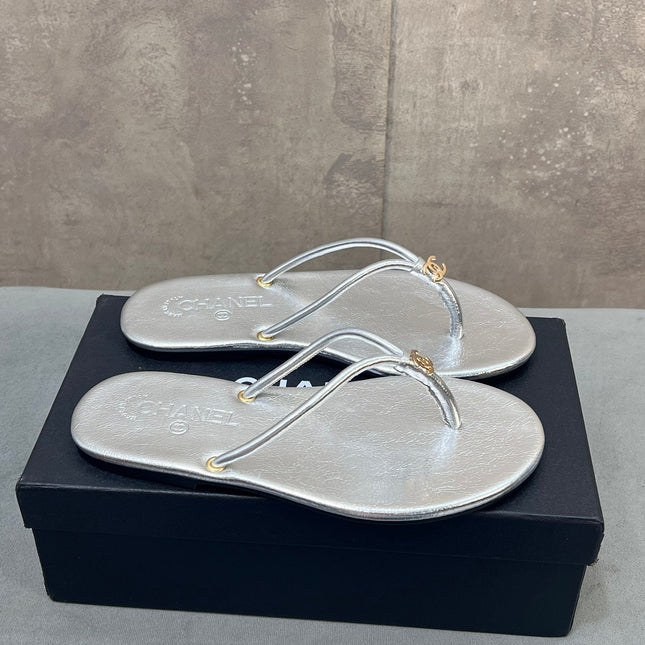 CHANEL 26S FLIP FLOPS IN SILVER CALFSKIN CC LOGO