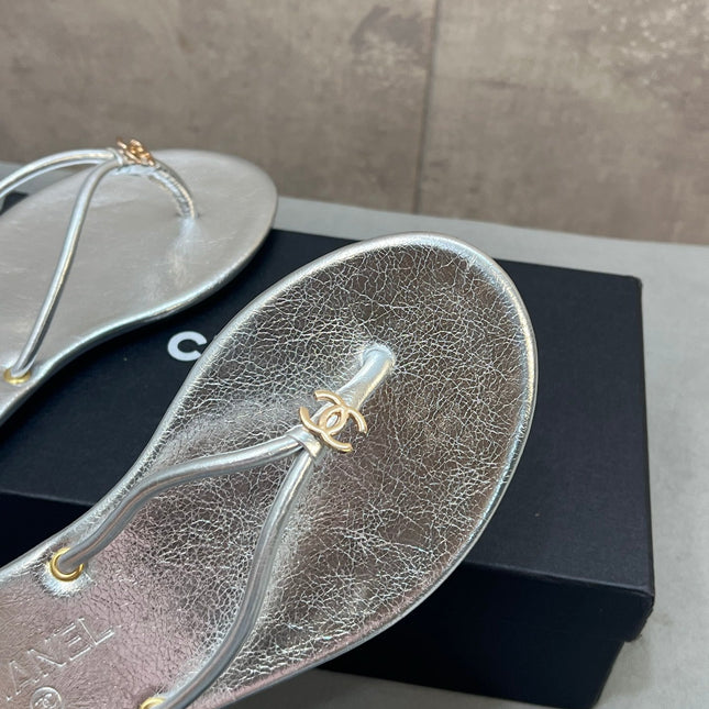 CHANEL 26S FLIP FLOPS IN SILVER CALFSKIN CC LOGO