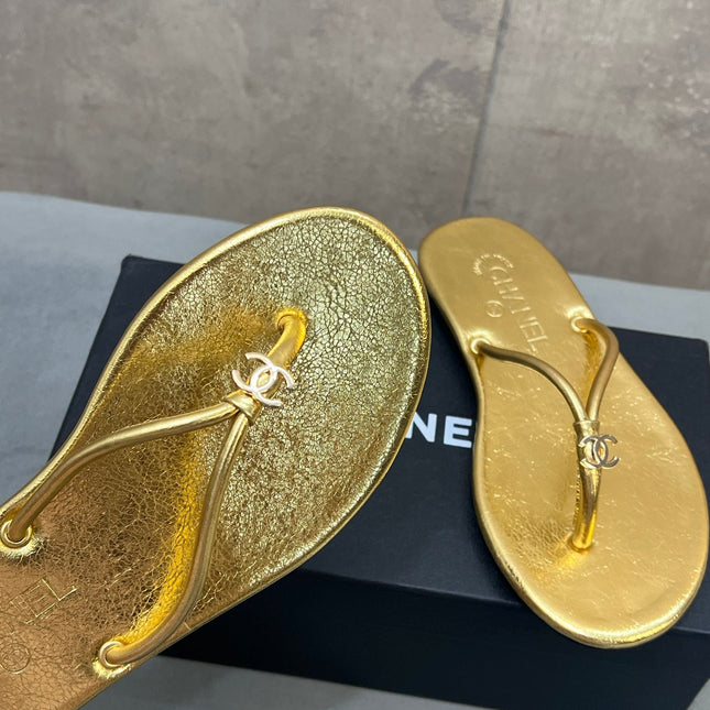 CHANEL 26S FLIP FLOPS IN GOLD CALFSKIN CC LOGO