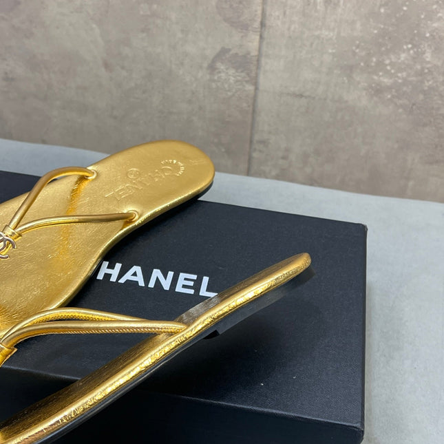 CHANEL 26S FLIP FLOPS IN GOLD CALFSKIN CC LOGO