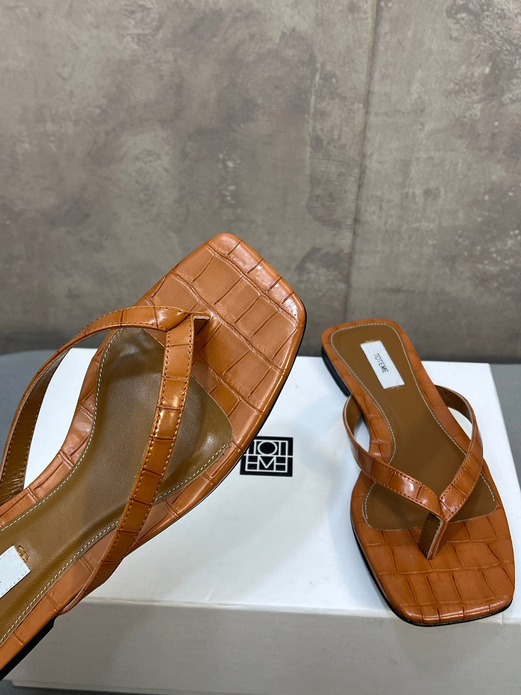 THE ROW 26S SQUARE TOE THONG SANDALS IN CARAMEL BROWN CROCODILE EMBOSSED CALFSKIN
