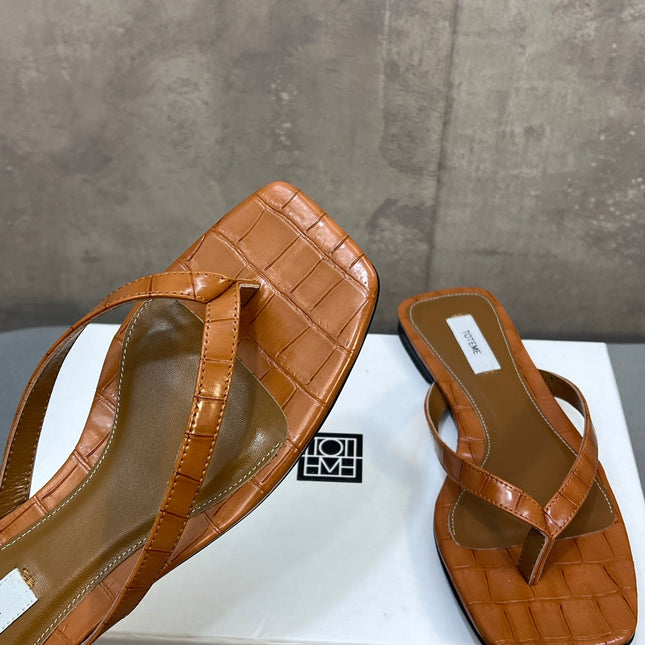 THE ROW 26S SQUARE TOE THONG SANDALS IN CARAMEL BROWN CROCODILE EMBOSSED CALFSKIN