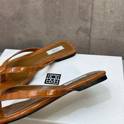 THE ROW 26S SQUARE TOE THONG SANDALS IN CARAMEL BROWN CROCODILE EMBOSSED CALFSKIN