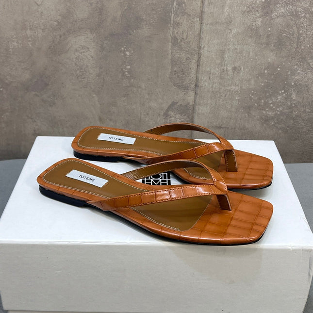 THE ROW 26S SQUARE TOE THONG SANDALS IN CARAMEL BROWN CROCODILE EMBOSSED CALFSKIN