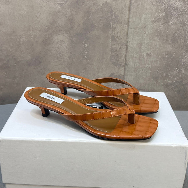 THE ROW 26S SQUARE TOE THONG KITTEN HEEL SANDALS 45MM IN CARAMEL BROWN CROCODILE EMBOSSED CALFSKIN