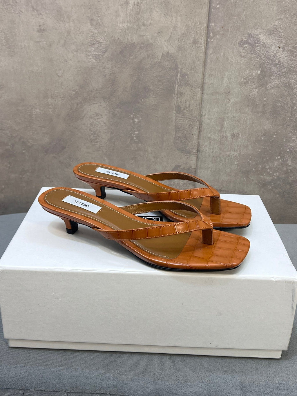 THE ROW 26S SQUARE TOE THONG KITTEN HEEL SANDALS 45MM IN CARAMEL BROWN CROCODILE EMBOSSED CALFSKIN
