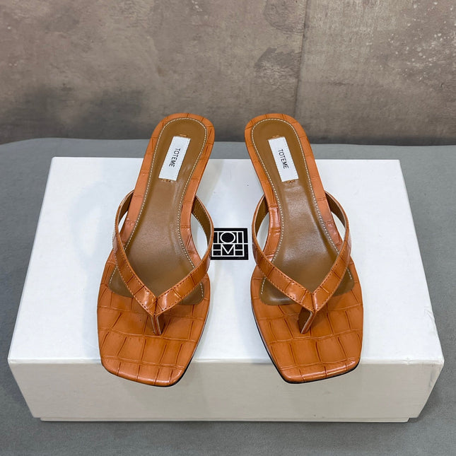 THE ROW 26S SQUARE TOE THONG KITTEN HEEL SANDALS 45MM IN CARAMEL BROWN CROCODILE EMBOSSED CALFSKIN