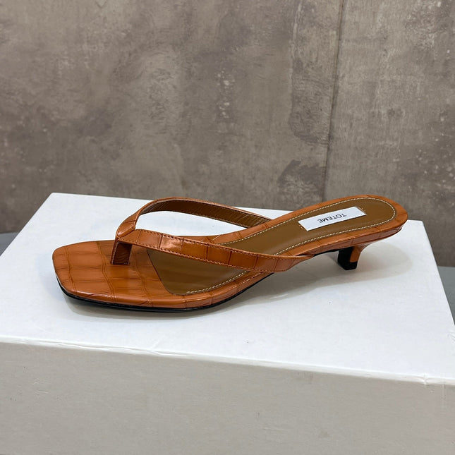 THE ROW 26S SQUARE TOE THONG KITTEN HEEL SANDALS 45MM IN CARAMEL BROWN CROCODILE EMBOSSED CALFSKIN