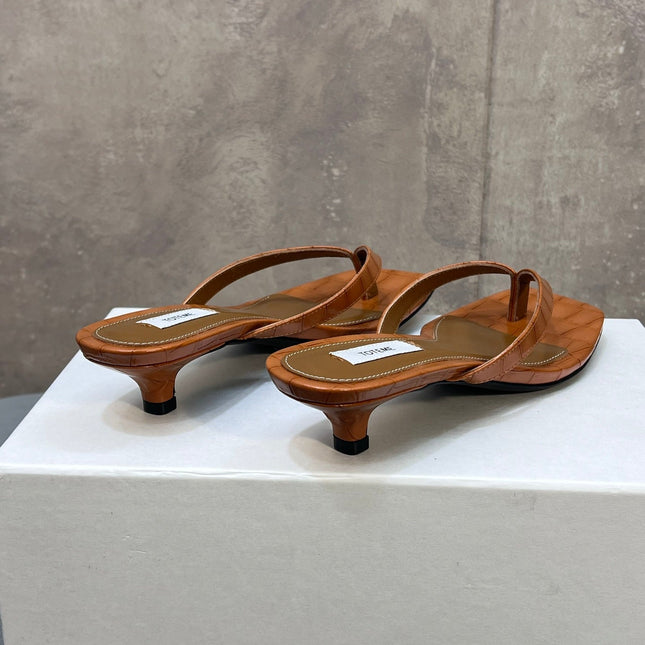 THE ROW 26S SQUARE TOE THONG KITTEN HEEL SANDALS 45MM IN CARAMEL BROWN CROCODILE EMBOSSED CALFSKIN