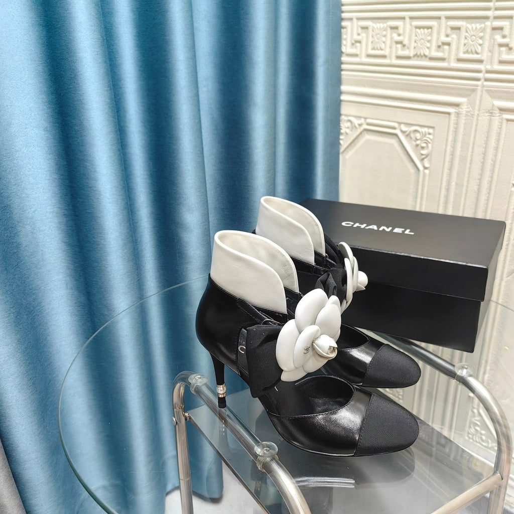 HIGH HEELS IN BLACK SHEEPSKIN WITH WHITE FLOWER