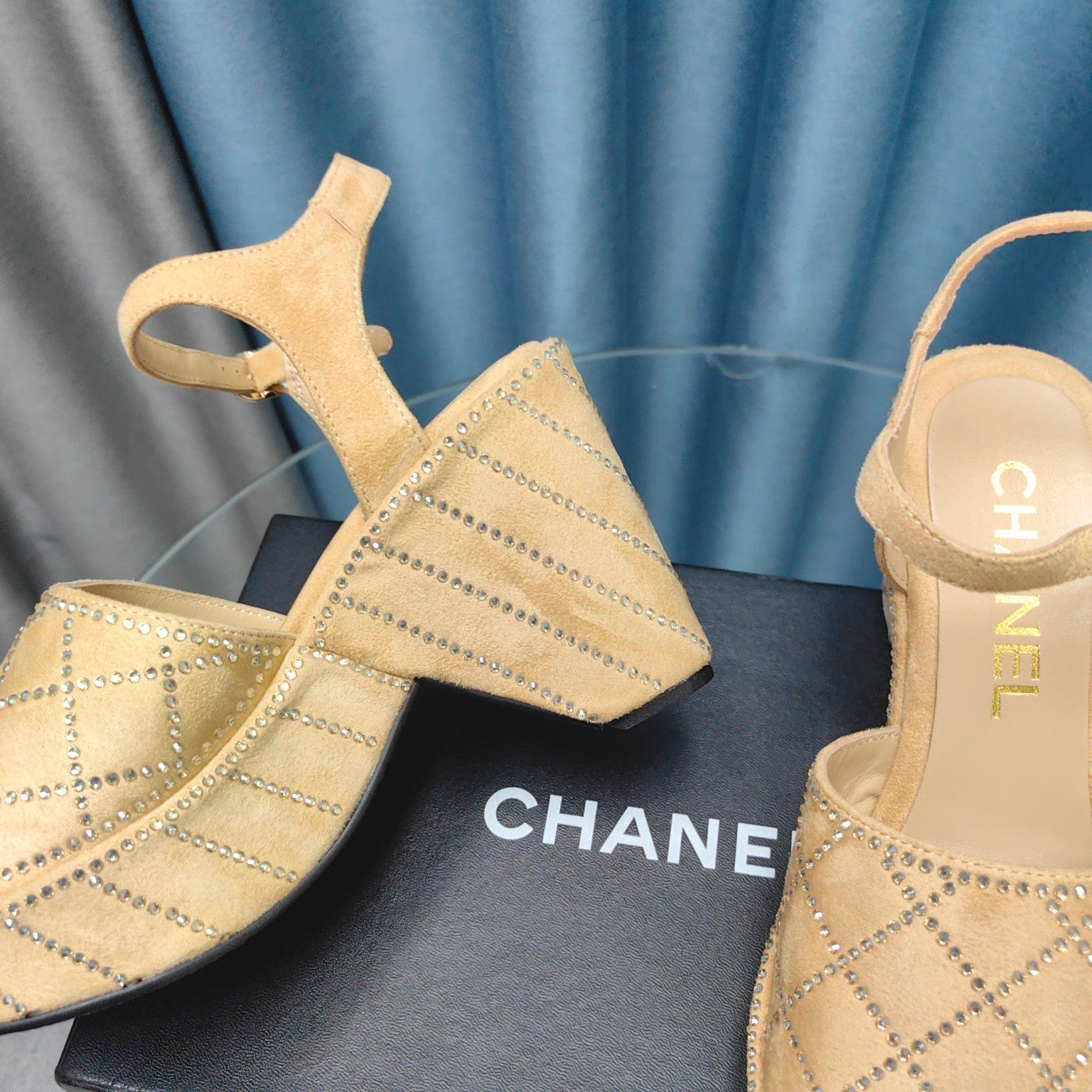 THICK-SOLED WEDGE SANDALS IN BEIGE CREAM SUEDE