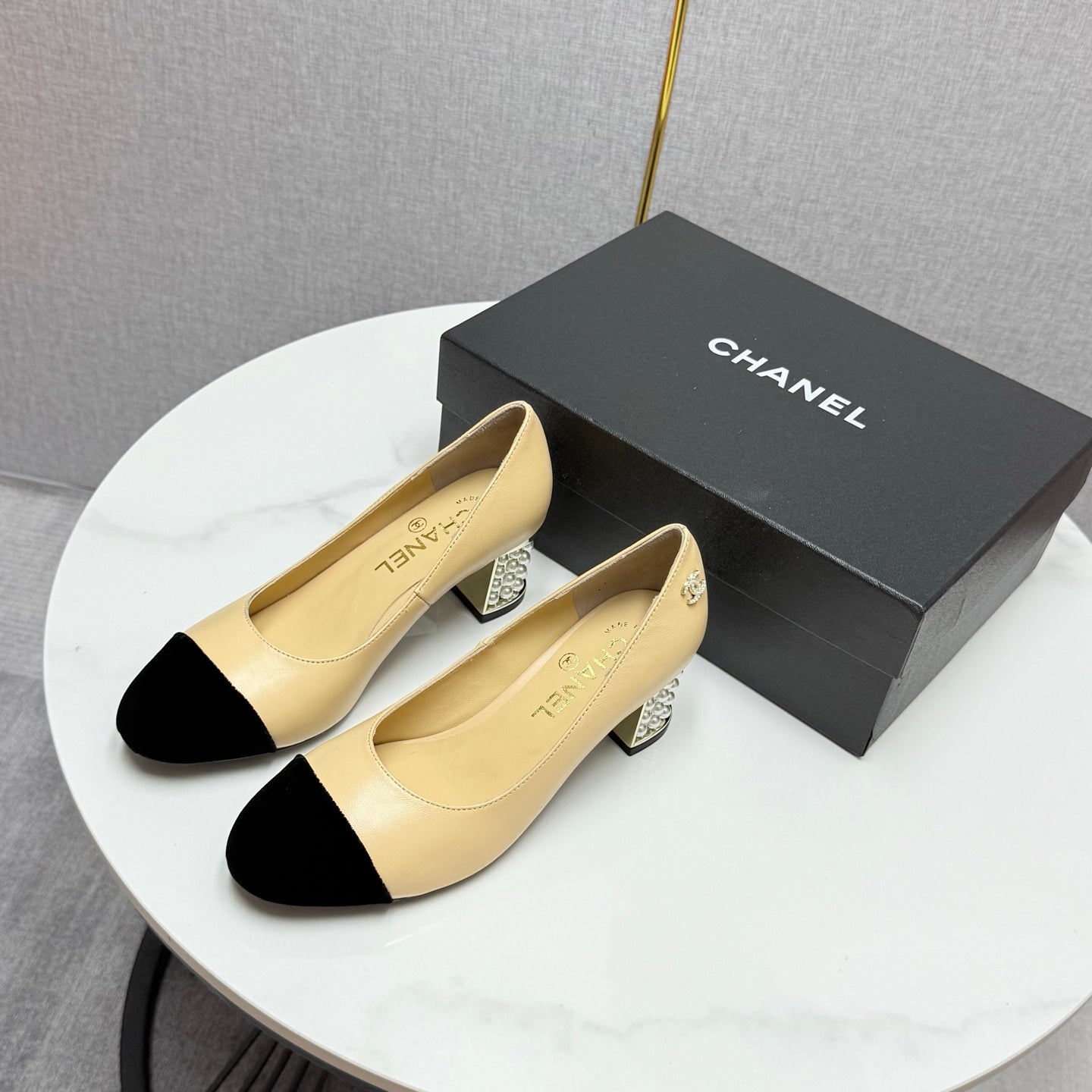 CC HIGH HEEL 25S IN BEIGE LAMBSKIN AND BLACK SUEDE WITH PEARL HEEL STYLE 4