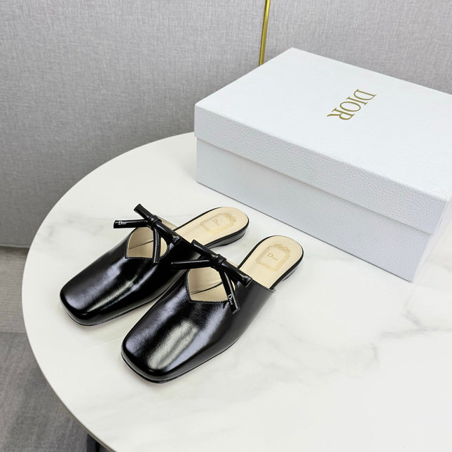 DIOR 26S PEARL-ACCENT BOW FLAT MULES IN BLACK GLOSSY CALFSKIN