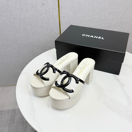 CHANEL 26S BLOCK HEEL SANDALS 100 MM IN WHITE CROCODILE-EMBOSSED CALFSKIN