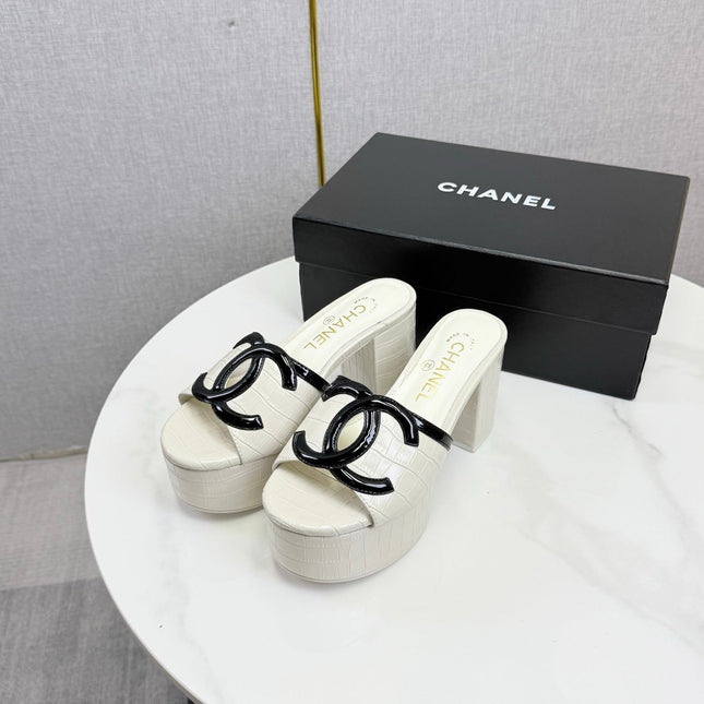 CHANEL 26S BLOCK HEEL SANDALS 100 MM IN WHITE CROCODILE-EMBOSSED CALFSKIN