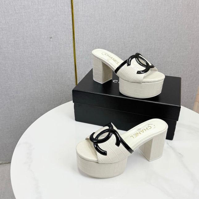 CHANEL 26S BLOCK HEEL SANDALS 100 MM IN WHITE CROCODILE-EMBOSSED CALFSKIN