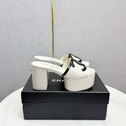 CHANEL 26S BLOCK HEEL SANDALS 100 MM IN WHITE CROCODILE-EMBOSSED CALFSKIN