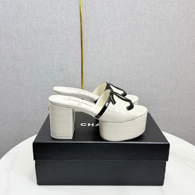 CHANEL 26S BLOCK HEEL SANDALS 100 MM IN WHITE CROCODILE-EMBOSSED CALFSKIN