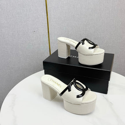CHANEL 26S BLOCK HEEL SANDALS 100 MM IN WHITE CROCODILE-EMBOSSED CALFSKIN