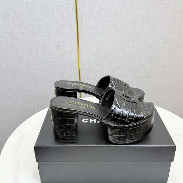 CHANEL 26S BLOCK HEEL SANDALS 100 MM IN BLACK CROCODILE-EMBOSSED CALFSKIN