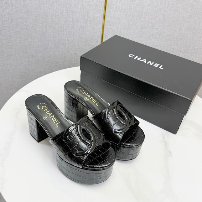 CHANEL 26S BLOCK HEEL SANDALS 100 MM IN BLACK CROCODILE-EMBOSSED CALFSKIN
