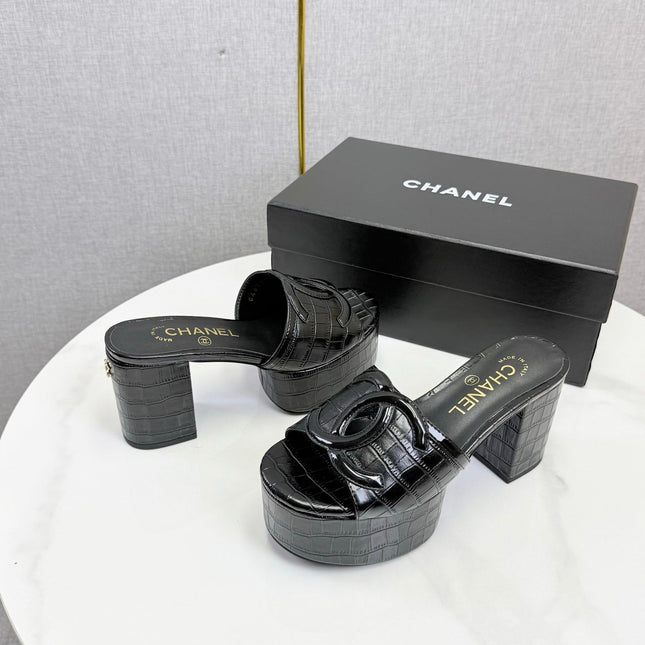 CHANEL 26S BLOCK HEEL SANDALS 100 MM IN BLACK CROCODILE-EMBOSSED CALFSKIN