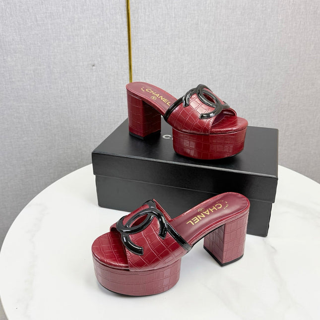 CHANEL 26S BLOCK HEEL SANDALS 100 MM IN RED CROCODILE-EMBOSSED CALFSKIN