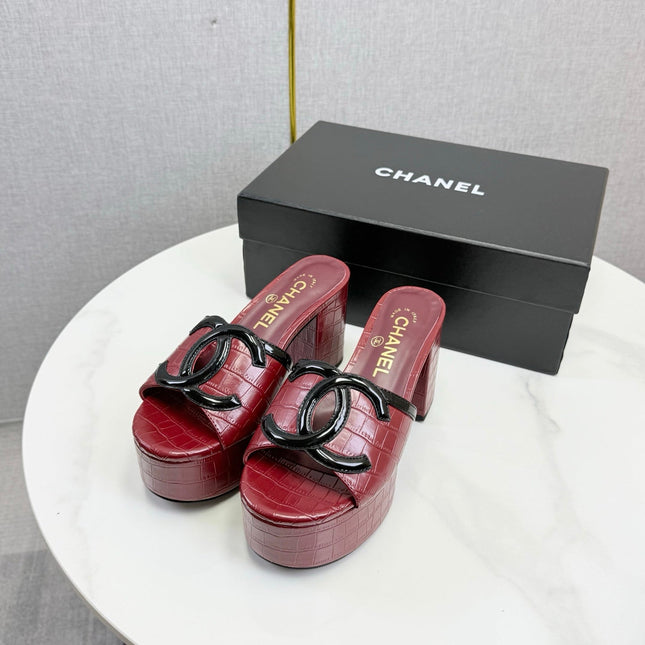 CHANEL 26S BLOCK HEEL SANDALS 100 MM IN RED CROCODILE-EMBOSSED CALFSKIN
