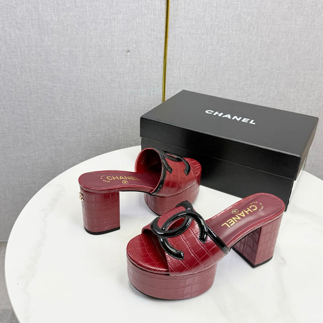 CHANEL 26S BLOCK HEEL SANDALS 100 MM IN RED CROCODILE-EMBOSSED CALFSKIN