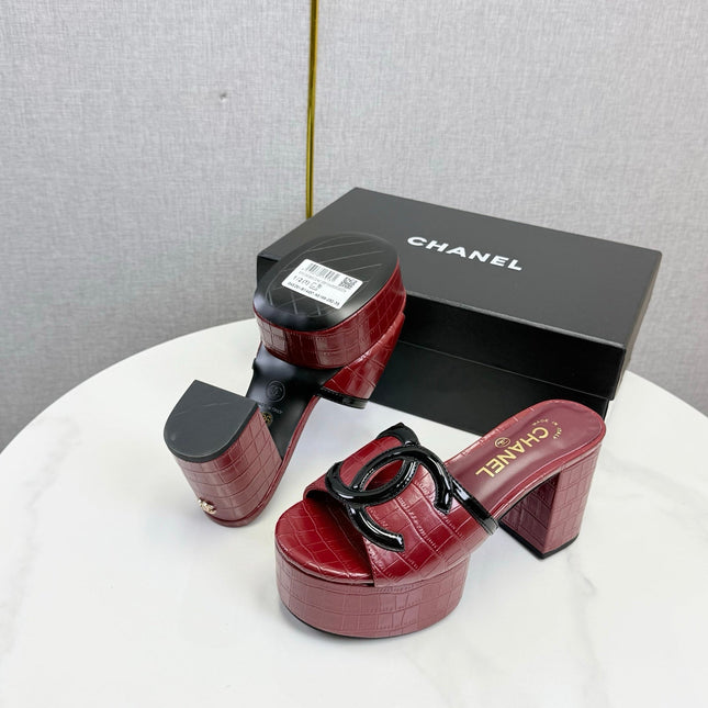 CHANEL 26S BLOCK HEEL SANDALS 100 MM IN RED CROCODILE-EMBOSSED CALFSKIN