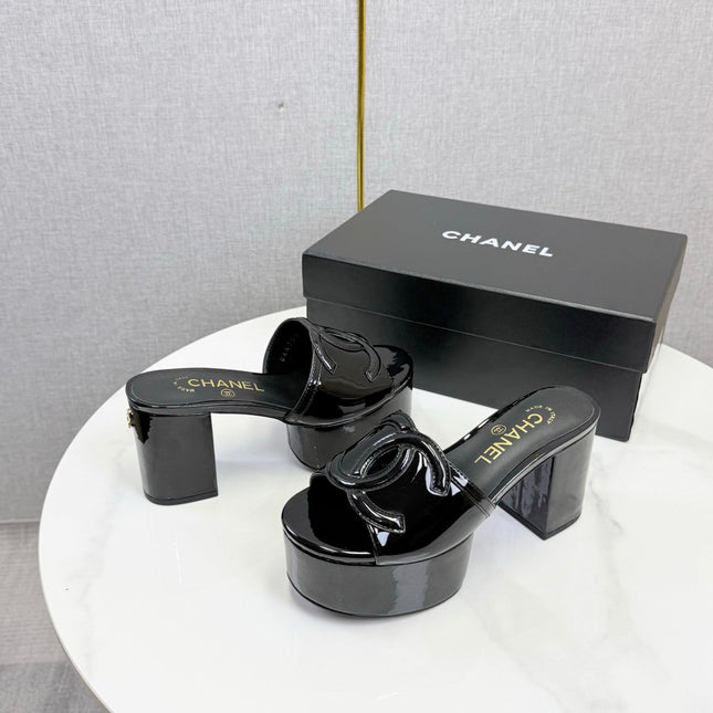 CHANEL 26S BLOCK HEEL SANDALS 100 MM IN BLACK PATENT CALFSKIN