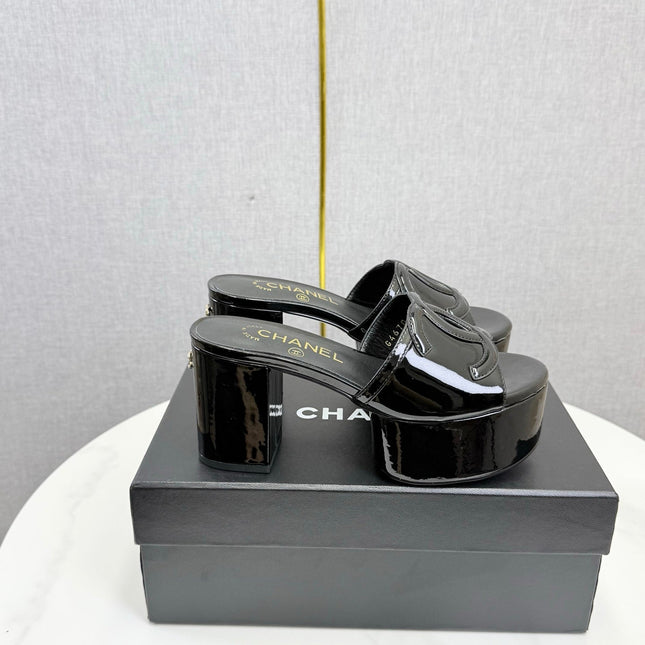 CHANEL 26S BLOCK HEEL SANDALS 100 MM IN BLACK PATENT CALFSKIN