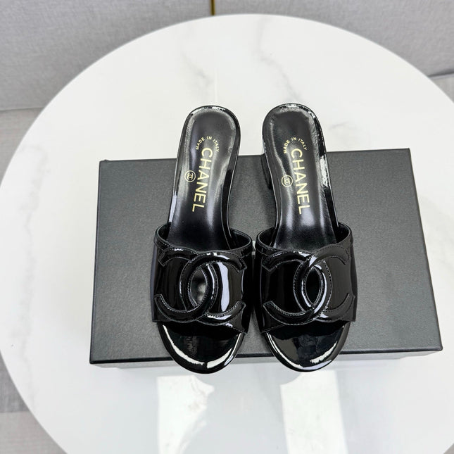 CHANEL 26S BLOCK HEEL SANDALS 40 MM IN BLACK PATENT CALFSKIN