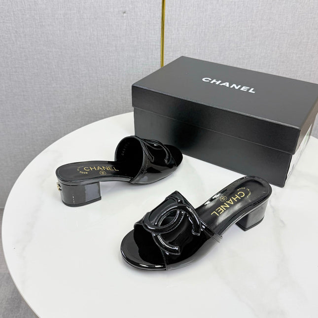 CHANEL 26S BLOCK HEEL SANDALS 40 MM IN BLACK PATENT CALFSKIN