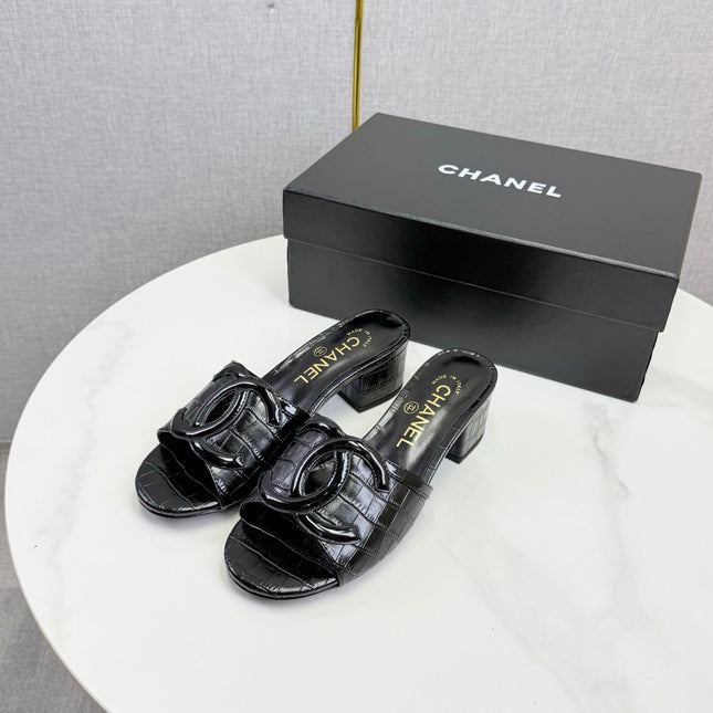 CHANEL 26S BLOCK HEEL SANDALS 40 MM IN BLACK CROCODILE-EMBOSSED CALFSKIN