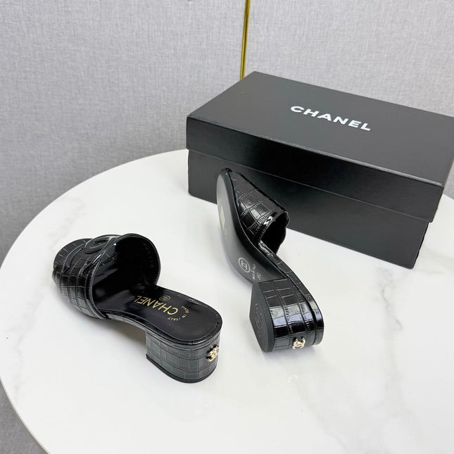 CHANEL 26S BLOCK HEEL SANDALS 40 MM IN BLACK CROCODILE-EMBOSSED CALFSKIN