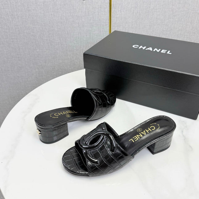 CHANEL 26S BLOCK HEEL SANDALS 40 MM IN BLACK CROCODILE-EMBOSSED CALFSKIN