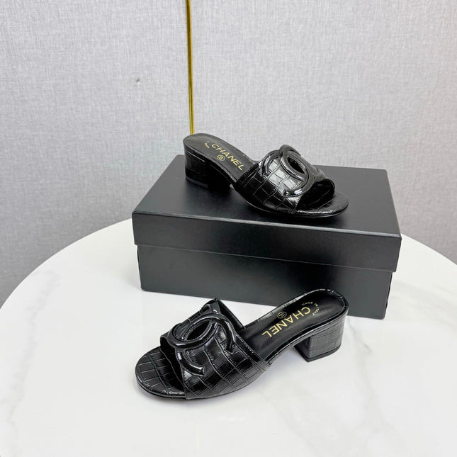 CHANEL 26S BLOCK HEEL SANDALS 40 MM IN BLACK CROCODILE-EMBOSSED CALFSKIN