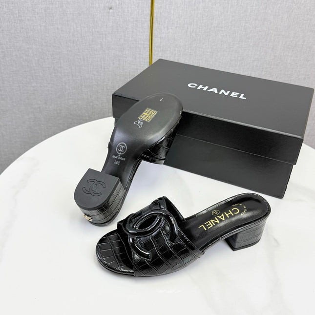 CHANEL 26S BLOCK HEEL SANDALS 40 MM IN BLACK CROCODILE-EMBOSSED CALFSKIN