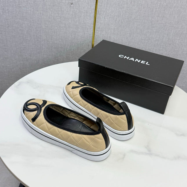 CHANEL 26S CC LOGO SLIP-ON SNEAKERS IN BEIGE CALFSKIN