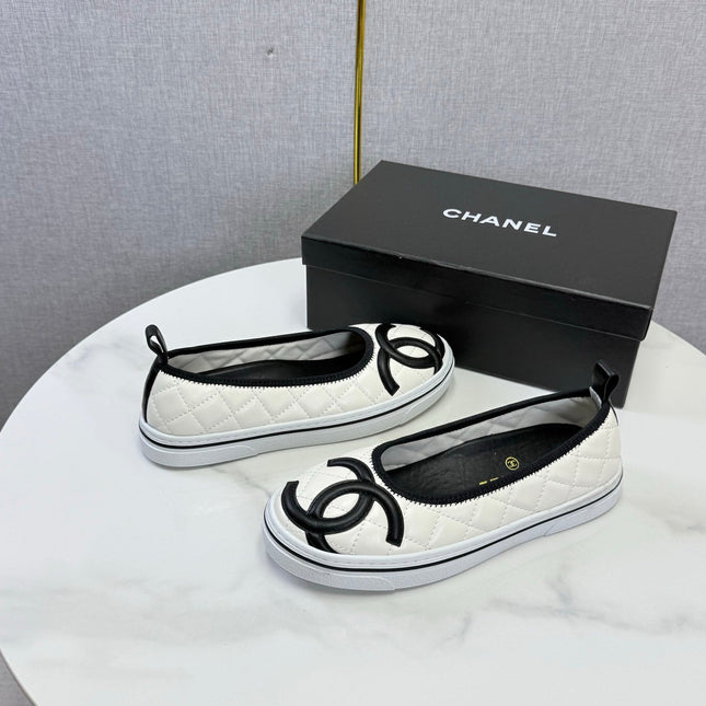 CHANEL 26S CC LOGO SLIP-ON SNEAKERS IN WHITE CALFSKIN
