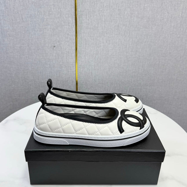 CHANEL 26S CC LOGO SLIP-ON SNEAKERS IN WHITE CALFSKIN